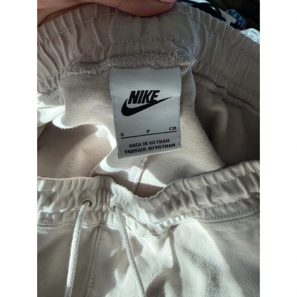 Nike Sportswear Essential French Terry Shorts Taupe Beige Small‎ CJ2158-201